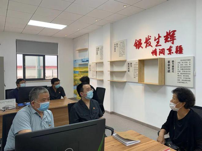 退休不褪色，銀發映法徽——啟東法院“銀法先鋒”開展法律志愿服務